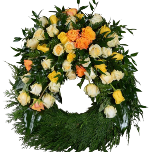 En krans dekorerad med vita, gula och orange rosor omgiven av gröna blad.